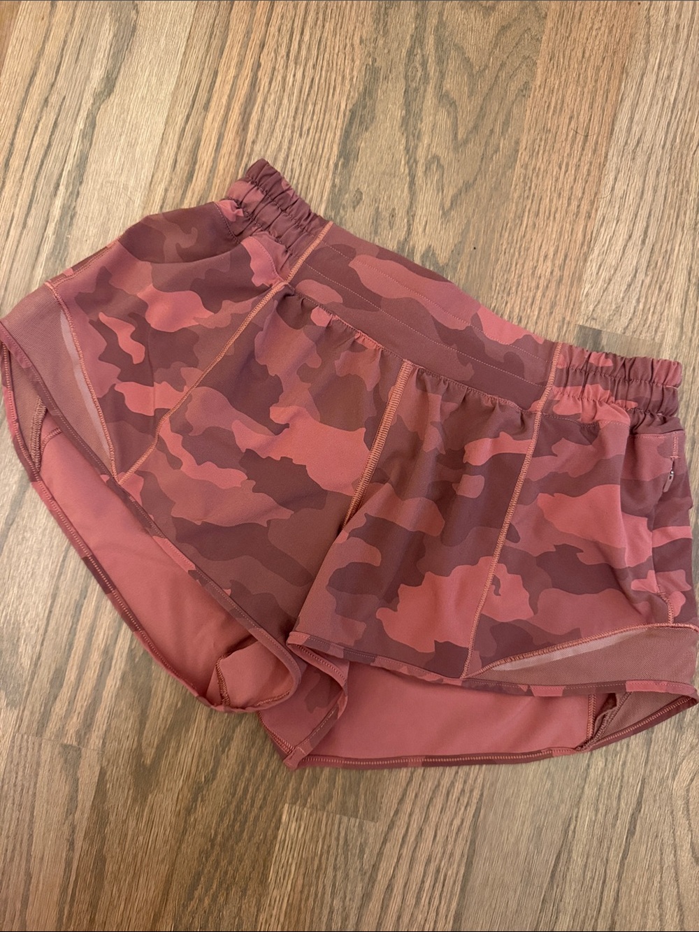 Like new- Lululemon Pink Camo Hotty Hot Short 2.5 Size 6